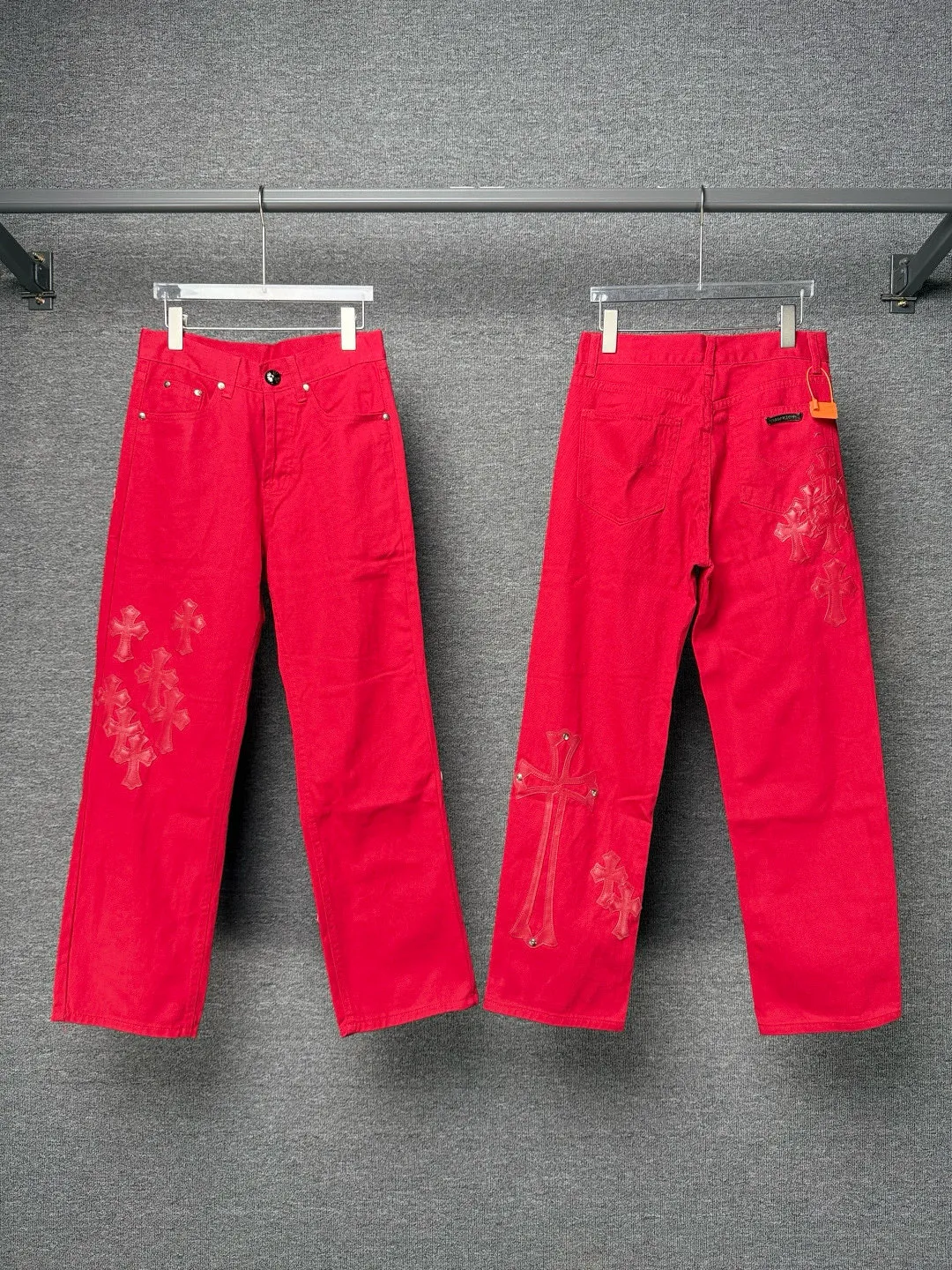 P270 💰 (Top version) CHROME HEARTS 25ss dopamine Chinese red cross leather washed jeans - Full of exploring the ultimate in fashion, Chrome Hearts' new Chrome Hearts pants not only present a unique style, the fresh ice blue color looks particularly youthful and energetic. The mid-high waist design is paired with a lazy and casual style, which not only shows long legs but also maintains a casual feel. It is a must-have fashion choice for trendy men and trendy women. Color: Dopamine Red Size: 28-30-32-34 (corresponds to S-M-L-XL)